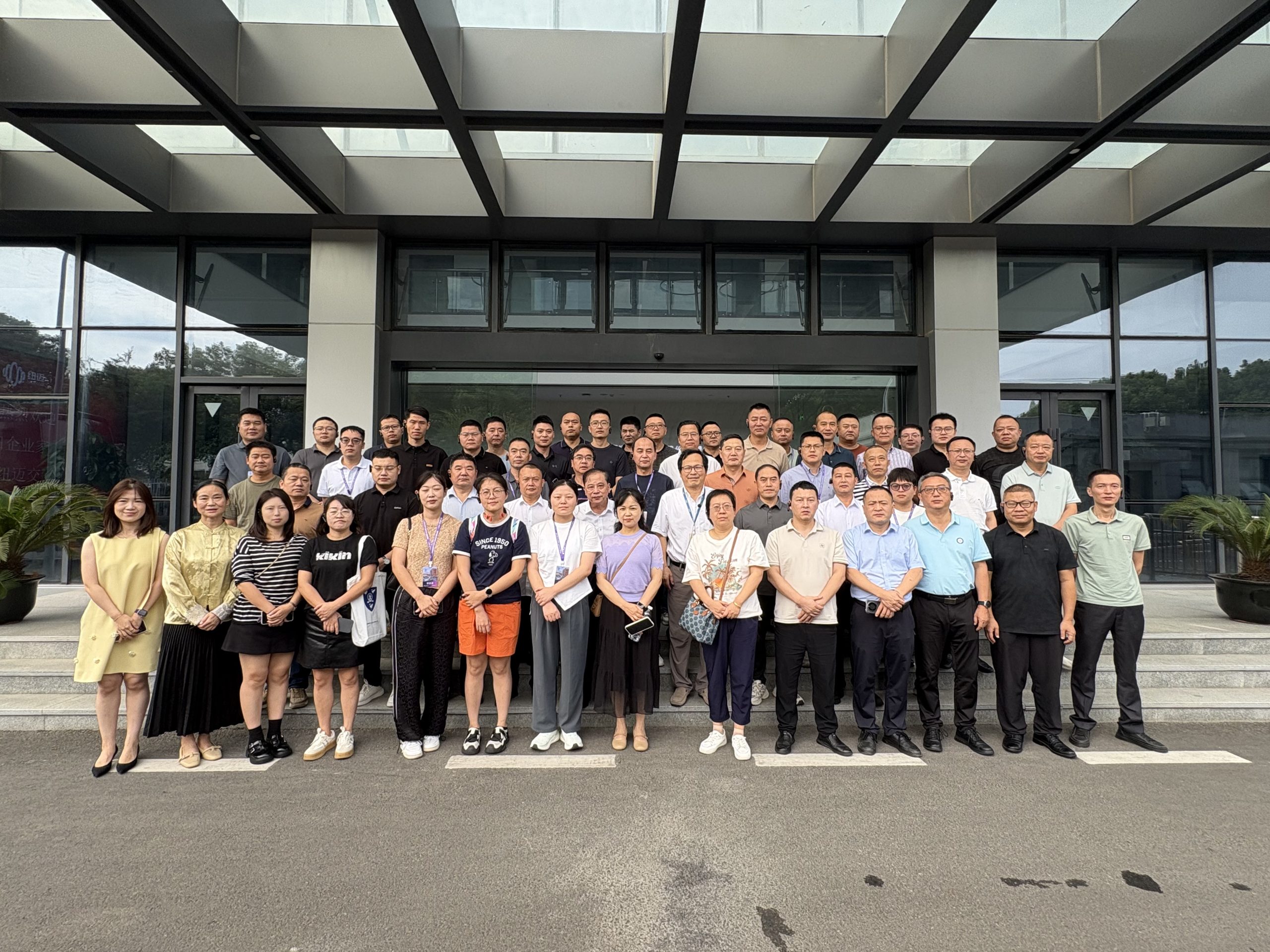 专精特新企业家代表团走进万象城平台